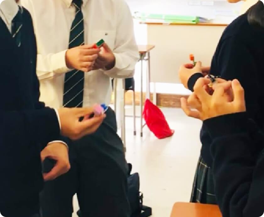 話をしている生徒たち